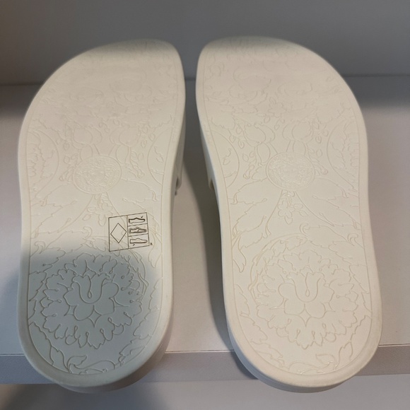 Versace graffiti Medusa-print slides - Picture 4 of 8